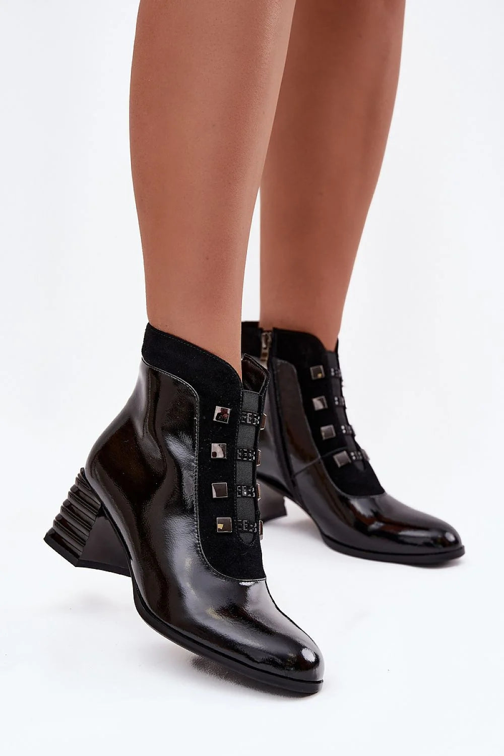 bottines femme cheville cuir verni noir empiècement suédé contrastant talon pilier sculpté bout pointu fermeture éclair clous métalliques