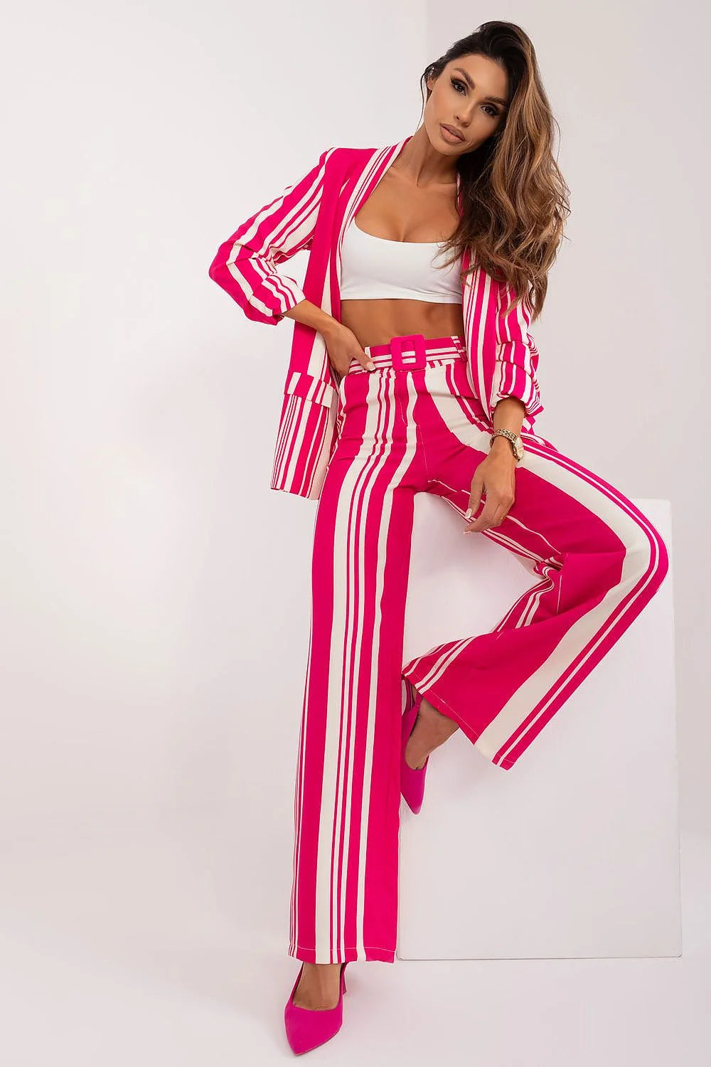ensemble tailleur femme blazer oversize pantalon taille haute palazzo rayures verticales fuchsia blanc ceinture boucle recouverte tissu léger moderne audacieux