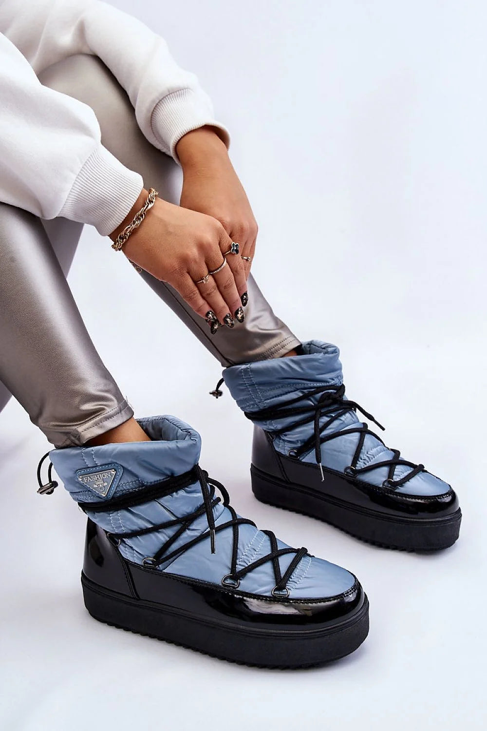 Bottes de neige Step in style pour femmes, style moderne urbain, matelassé bleu pastel, semelle épaisse caoutchouc, doublure fourrure, lacets noirs, finitions élégantes, confort thermique, protection froid, idéales urbains