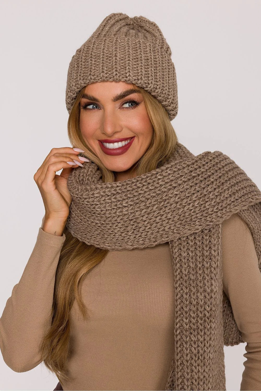 bonnet chaud femme grosse maille côtelée beige taupe revers bord roulé coupe légèrement ample décontractée douce extensible confortable hivernal