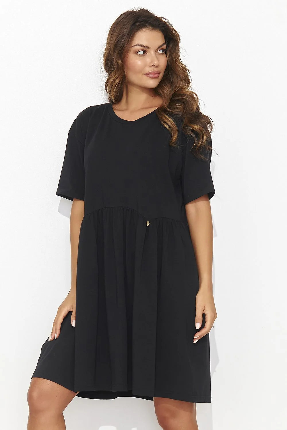Robe de jour Numinou noire manches courtes col rond finition dorée taille ajustable femme