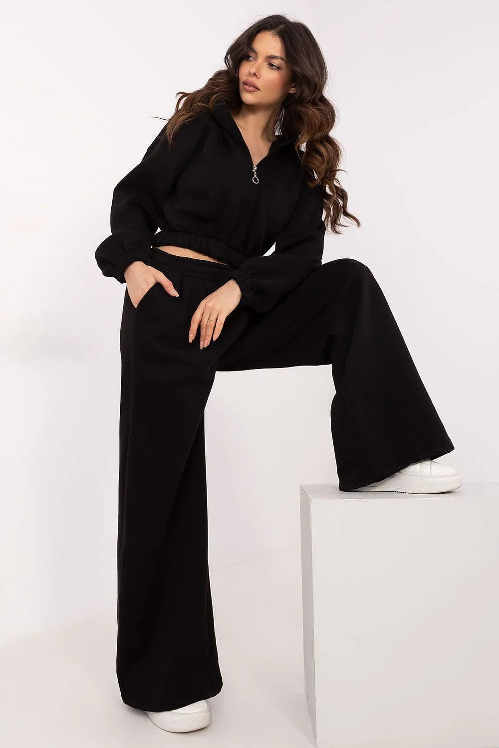 Ensemble femme décontracté modern style sweat longues manches pantalon ample couleur noire matériau coton doux
