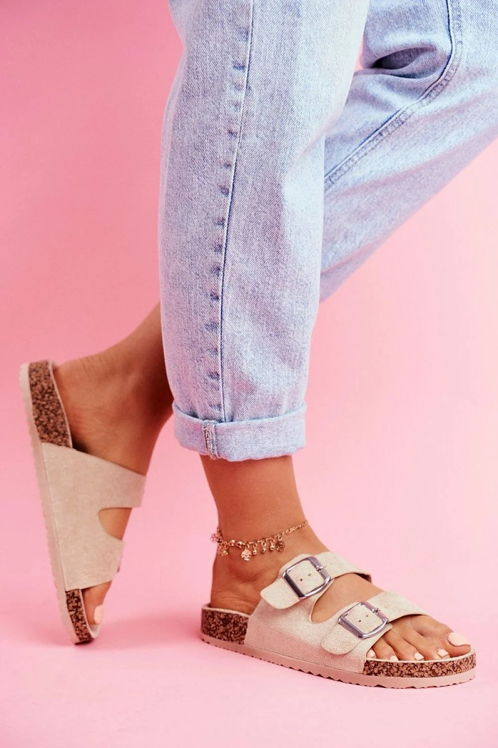 Sandales féminines design moderne minimaliste brides larges daim beige liège semelle surélevée boucles métalliques argentées style bohème décontracté été 2023