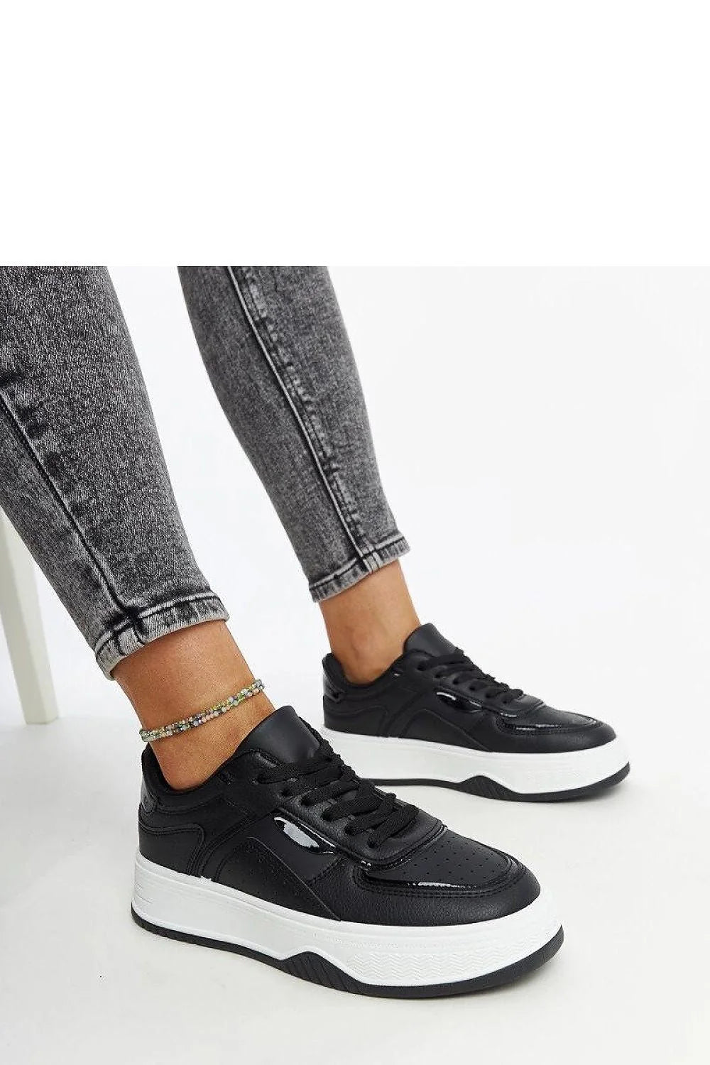 Baskets urbaines contemporaines femmes cuir synthétique noir semelle épaisse blanche design moderne tendance style décontracté