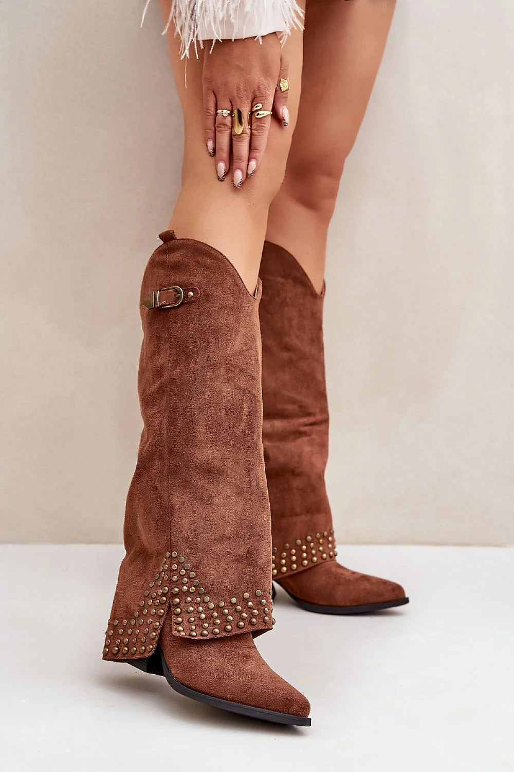 Bottes à talons élégantes en cuir suédé marron, design audacieux, style western chic pour femmes