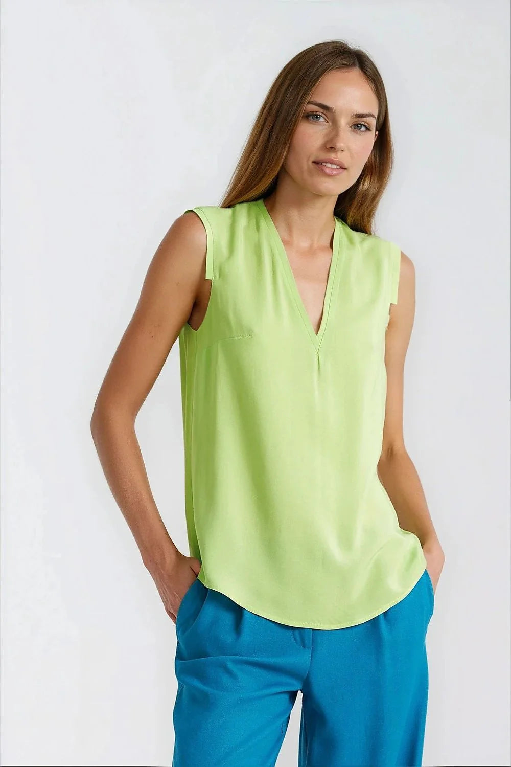 chemisier femme viscose fluide satinée sans manches encolure plongeante plis délicats coupe droite légèrement évasée ourlet arrondi citron