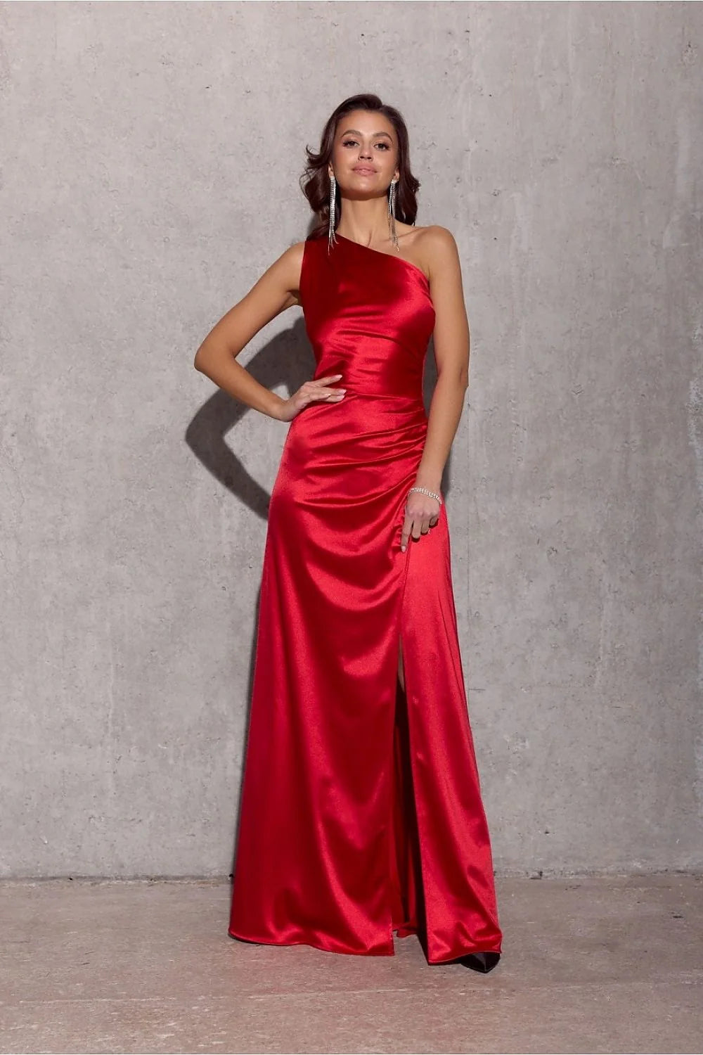 Robe de soirée élégante longue en satin rouge vif asymétrique fente haute taille ajustée femme