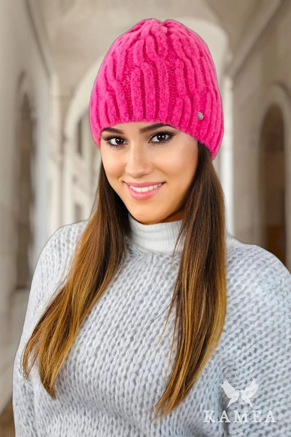 Bonnet Kamea en polaire pour femme, maille torsadée, chaud et doux, style moderne, élégance intemporelle