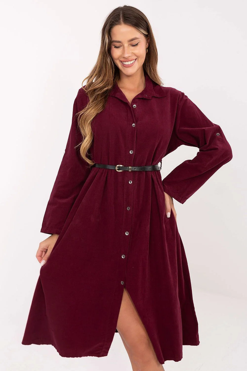 robe chemise midi velours bordeaux boutonnée manches longues col chemisé fente centrale évasée ceinture fine noire boucle dorée