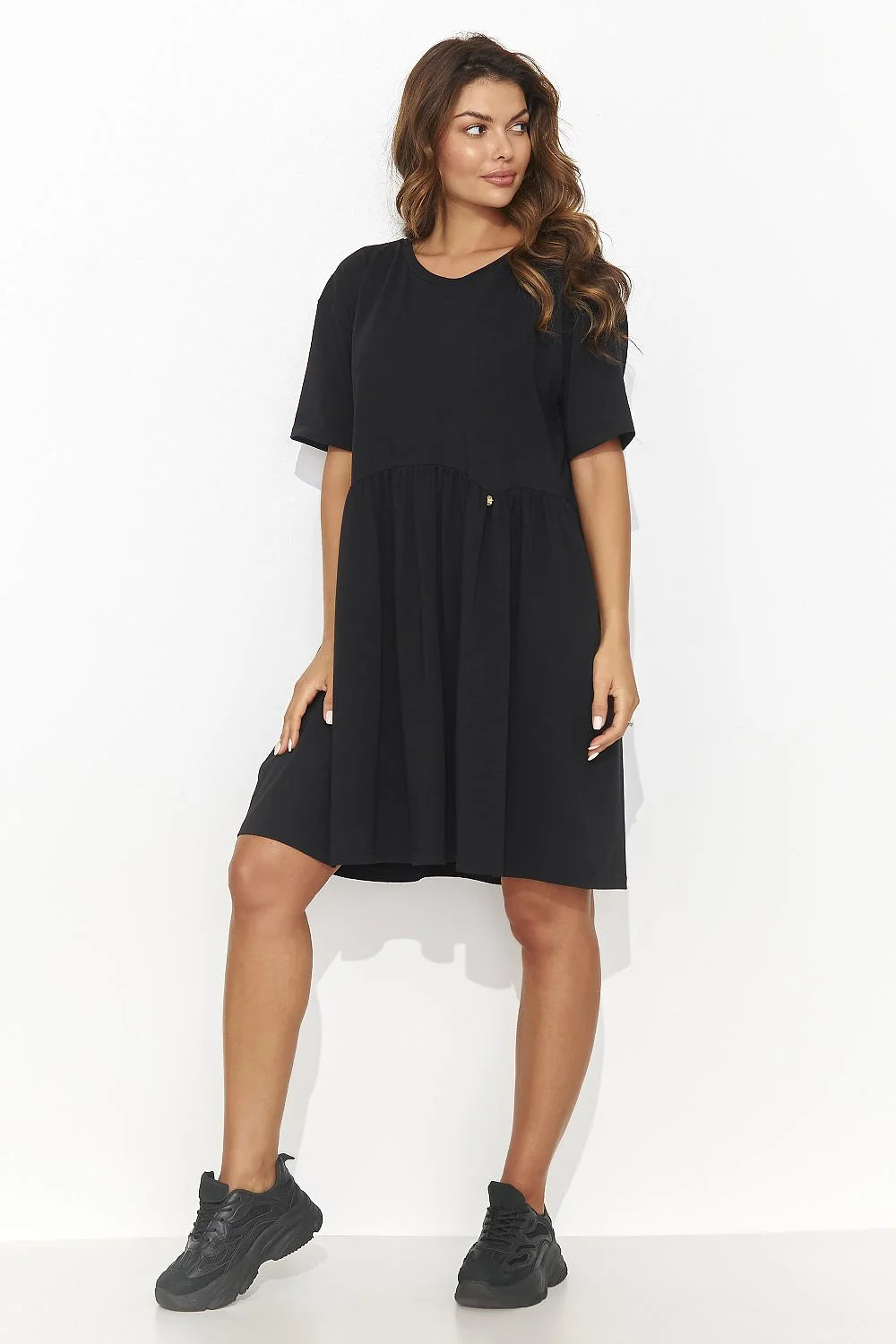 Robe de jour Numinou noire manches courtes col rond finition dorée taille ajustable femme