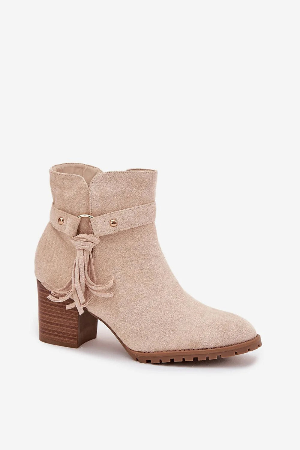 bottines femme cheville suédine daim beige bout amande talon bloc moyen aspect bois bride pampilles rivets dorés découpe festonnée