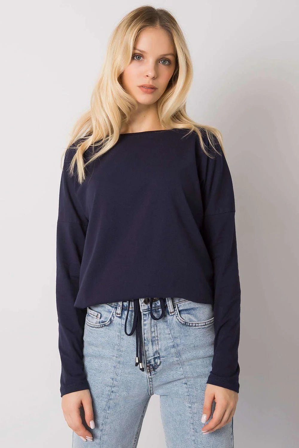 Sweat féminin en coton bleu marine manches longues coupe décontractée confortable style casual tendance