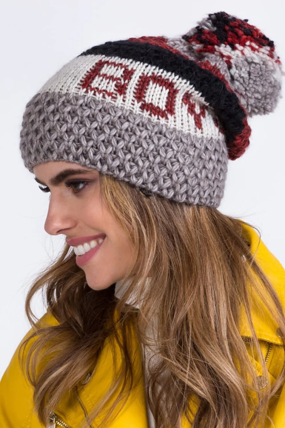 bonnet tricoté main femme pompon volumineux grosse maille jacquard bande lettres rouges gris noir laine épaisse chaud extensible urbain
