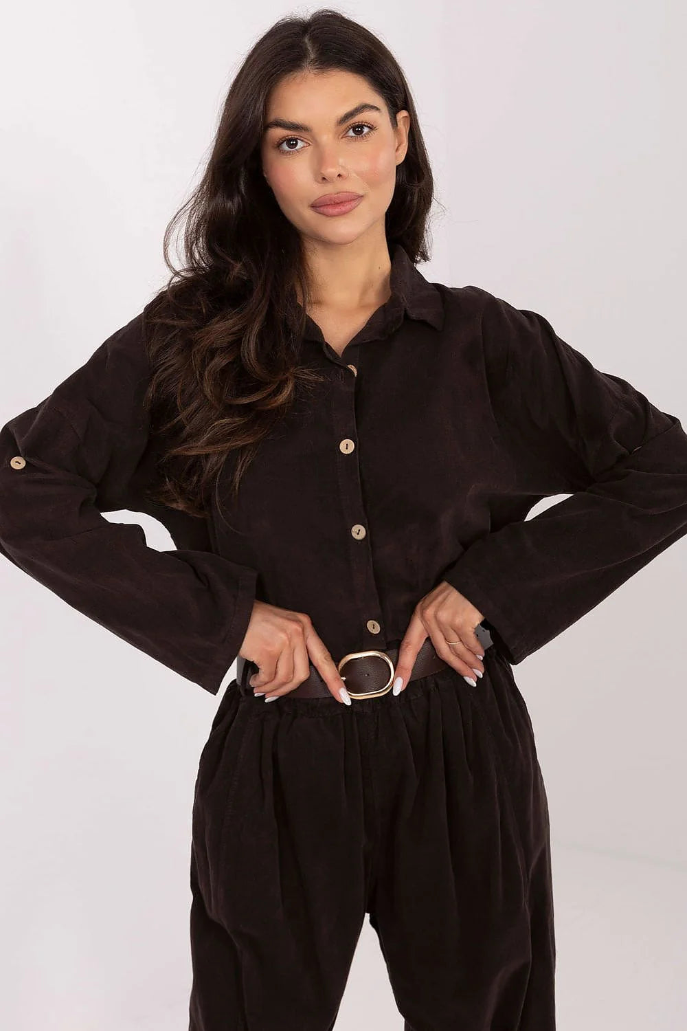 chemise manches longues côtelée polyester brillante col classique boutons contrastants beige marron foncé décontractée polyvalente longueur standard automne hiver