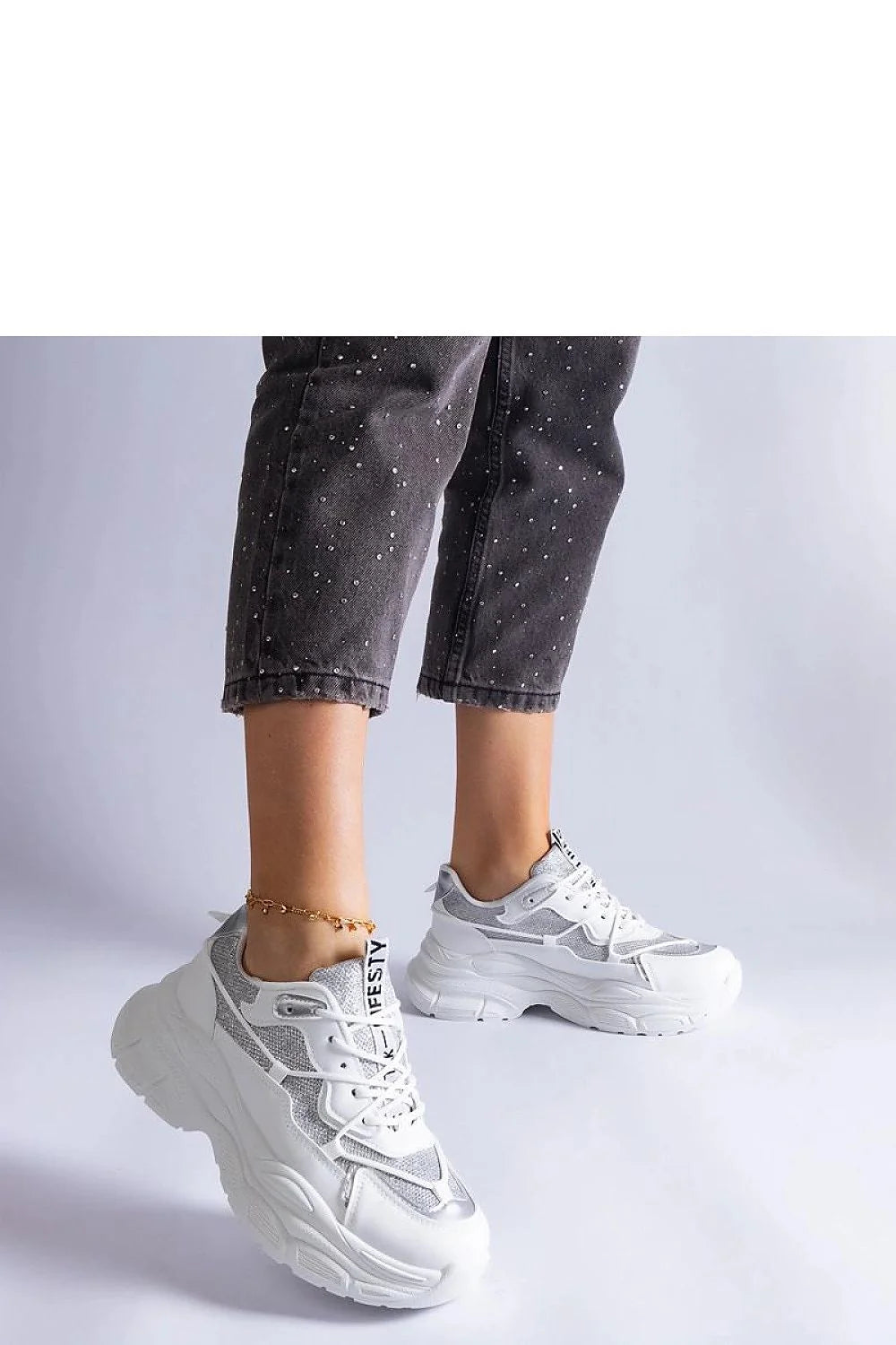 Sneakers femmes style chunky semelle épaisse cuir synthétique blanc et gris maille ventilation talon branding