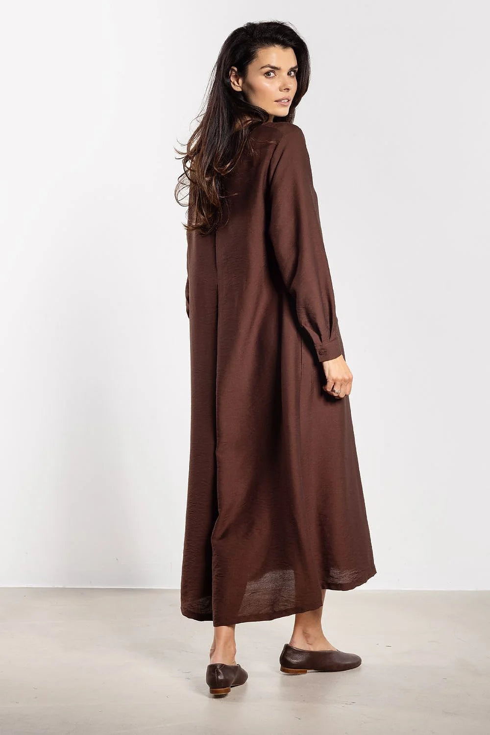 robe chemise chocolat coupe droite ceinture nouée boutons manches longues poignets boutonnés col rond texturé léger minimaliste chic