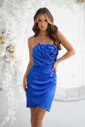 robe courte bustier fourreau satin brillant bleu roi sans bretelles corsage drapé rose sculptée fronces ajustée silhouette sculptante