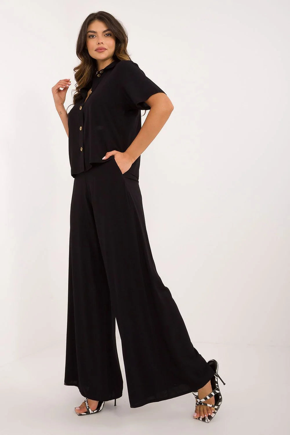 ensemble femme moderne élégant viscose légère fluide noir coupe ample manches courtes boutons dorés pantalon taille haute jambes larges poches