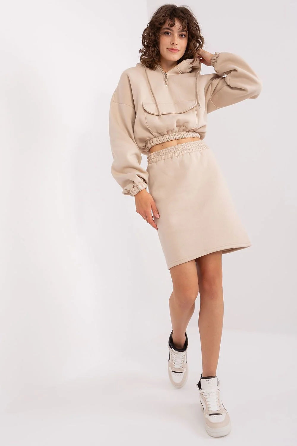 ensemble sweat crop molletonné beige capuche cordons poche rabat manches bouffantes jupe droite courte taille haute élastiquée