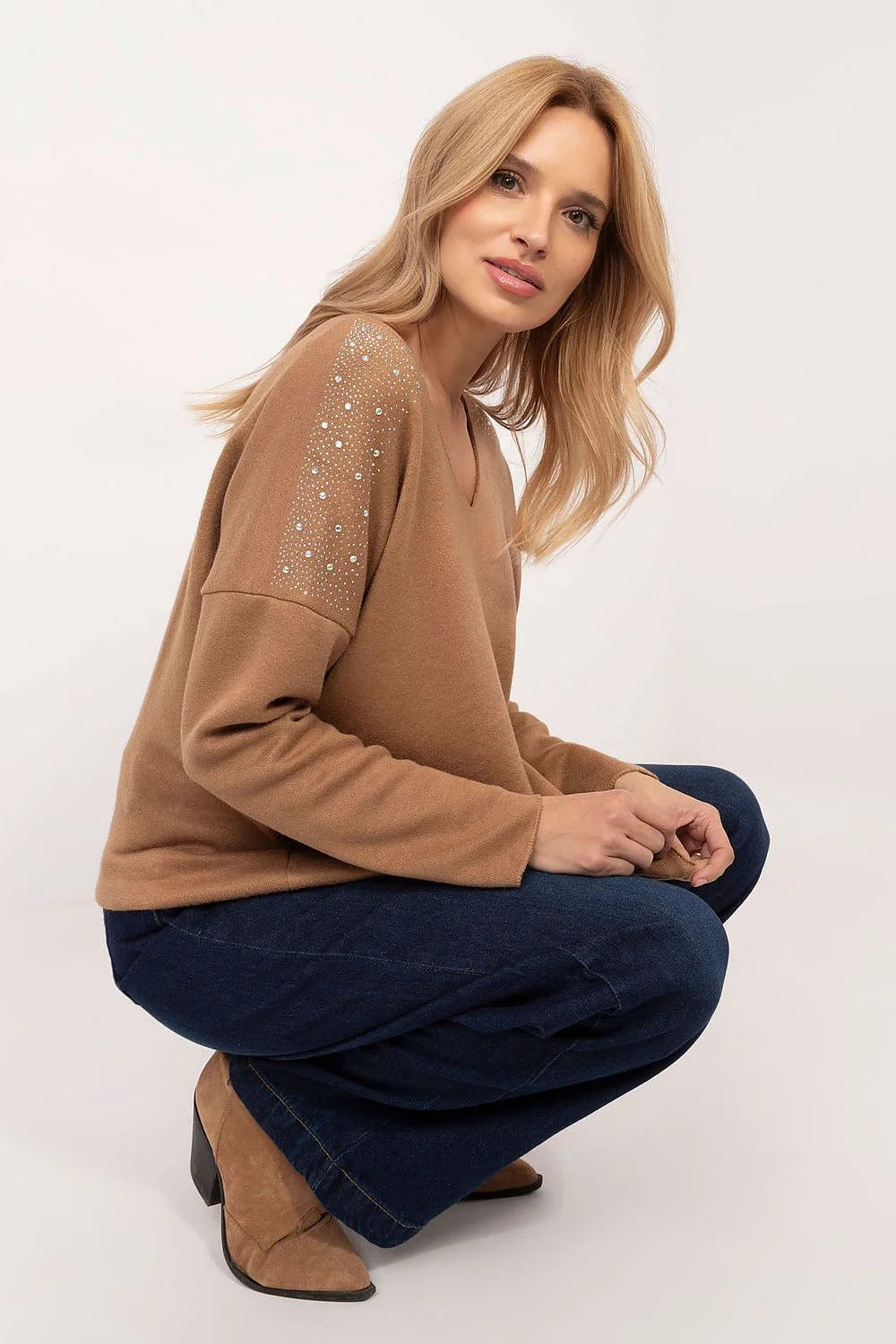 Chandail femme élégant en viscose et élasthanne couleur camel col V manches longues coupe décontractée style intemporel Italy Moda