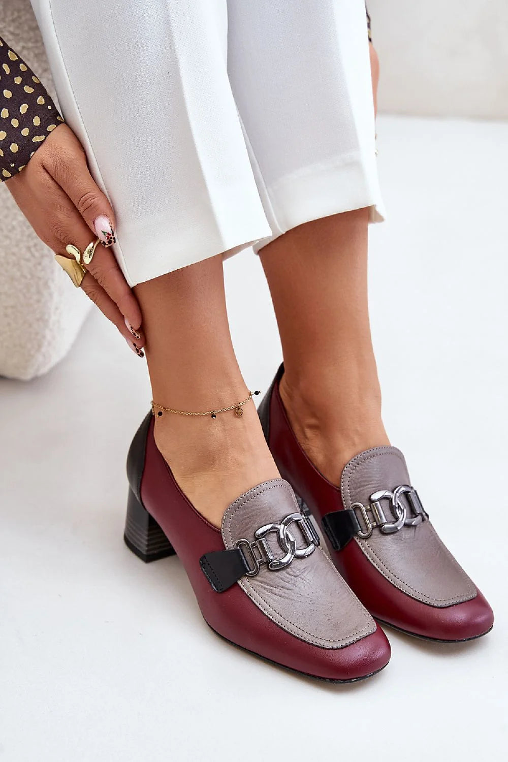 Escarpins élégants Laura Messi cuir naturel talon large design moderne bout carré doré femme