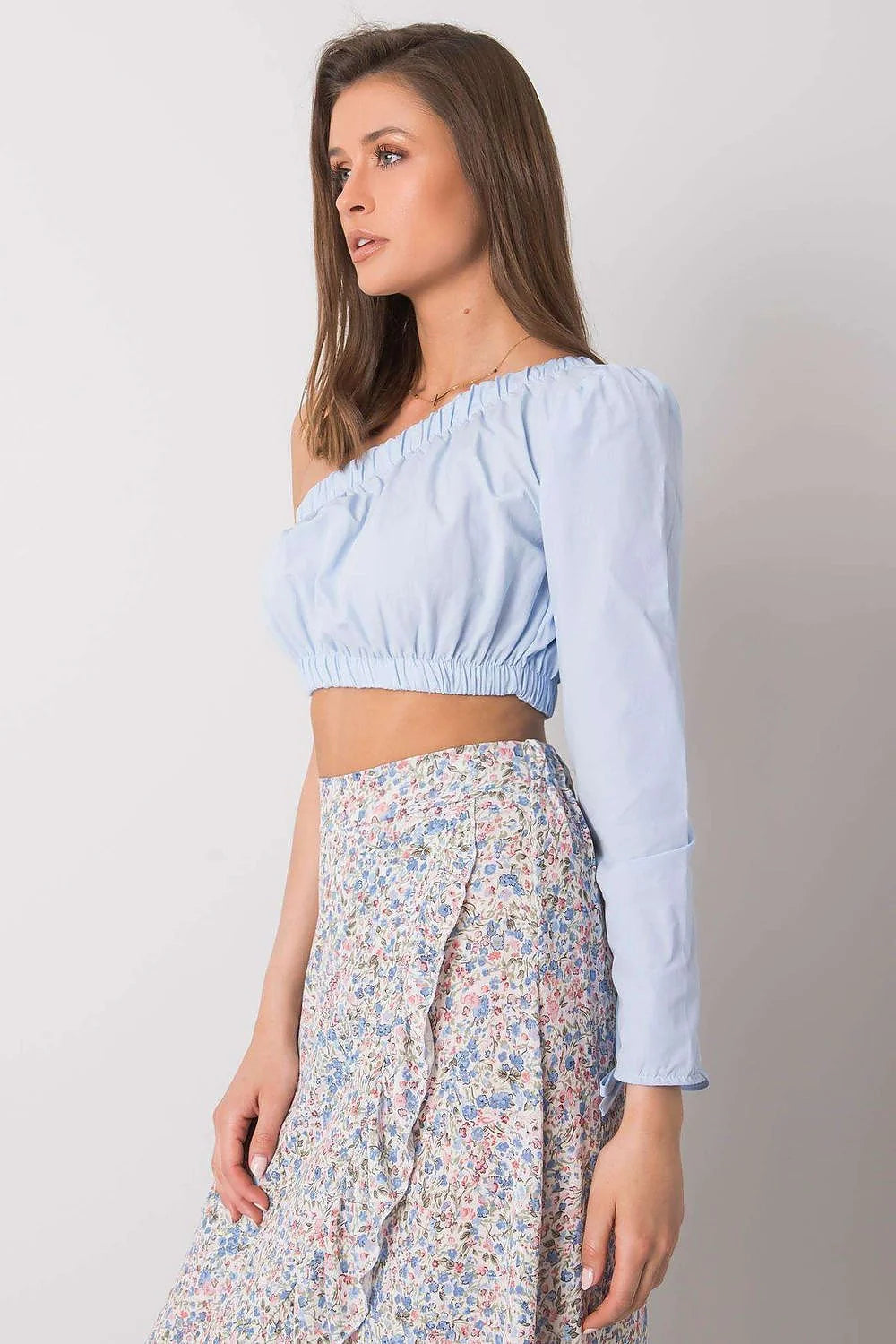 Tenue féminine chemisier asymétrique manche longue crop top jupe portefeuille motif floral bleu rose vert femme