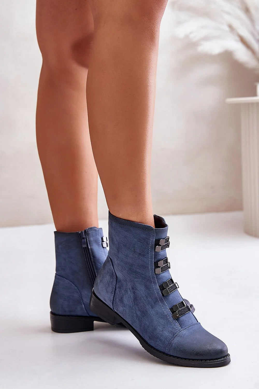 Bottes élégantes pour femme style moderne bleu denim cuir artificiel détails métalliques montantes cheville coupe près cheville semelle robuste talon carré confortable usage ville quotidienne