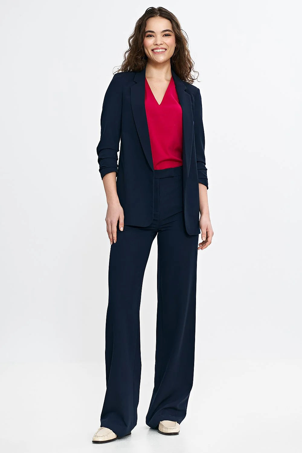 Blazer élégant pour femme en bleu marine avec pantalon assorti et haut rouge vif