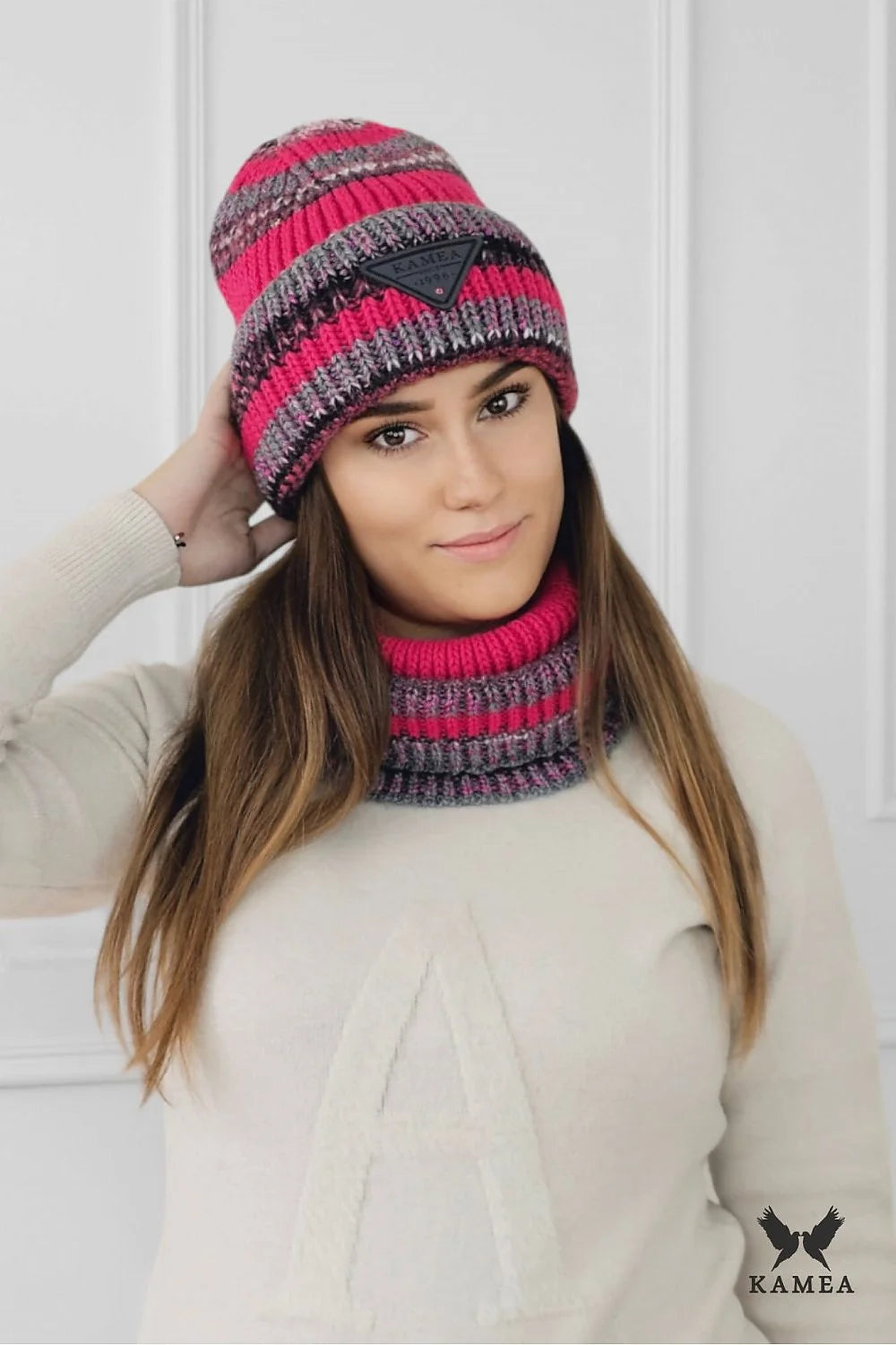 Bonnet et écharpe col mode hiver femme, style moderne, laine alpaga, rayures framboise noir, confort élégance