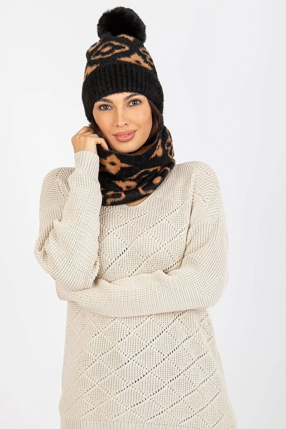 Ensemble d'accessoires féminin bonnet à pompon écharpe motif léopard noir brun pull beige matériau doux style automne hiver pour femmes