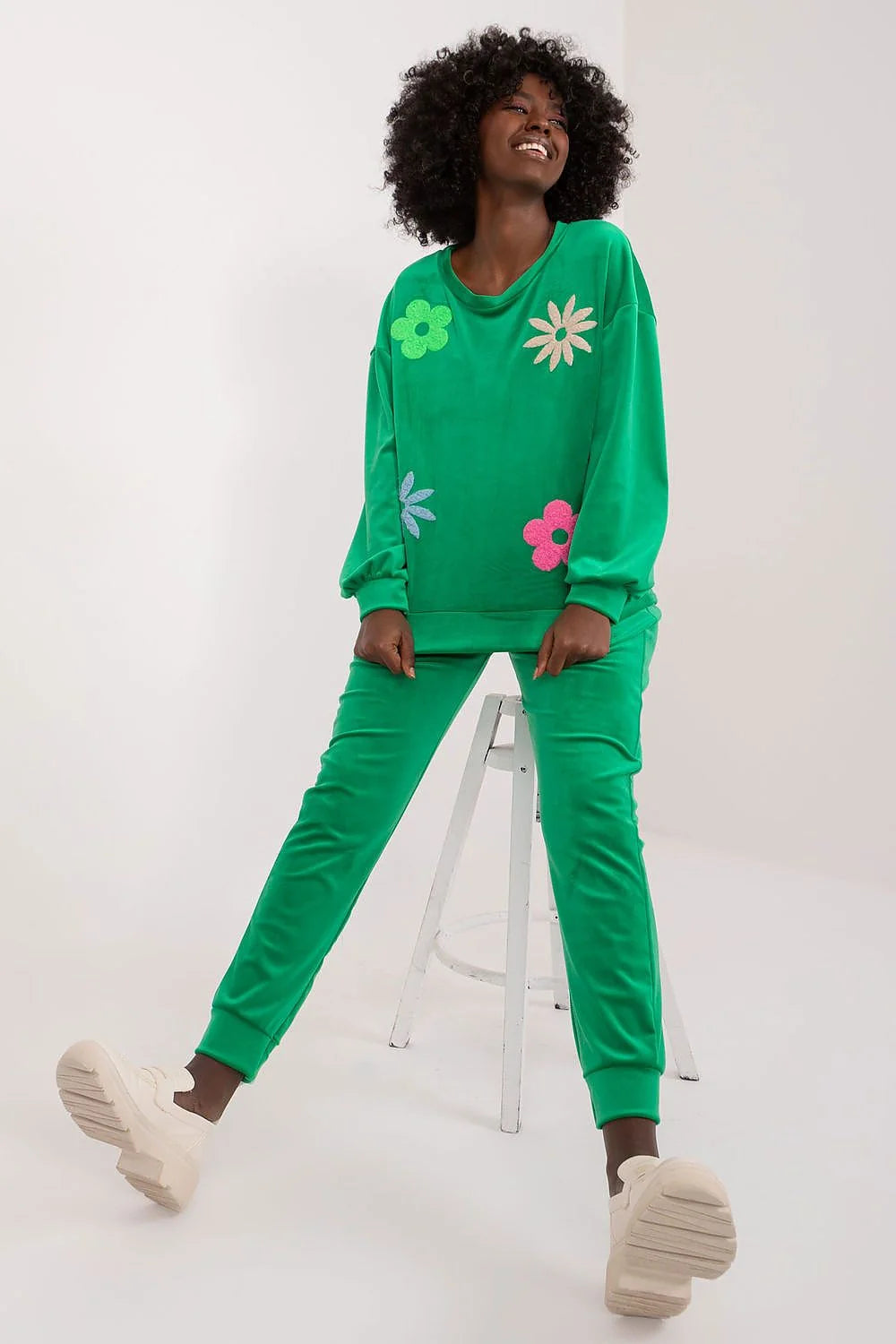 Ensemble Italy Moda pour femme en velours vert vif, sweat-shirt et pantalon assortis, motifs floraux, coupe ample et confortable, style décontracté et tendance