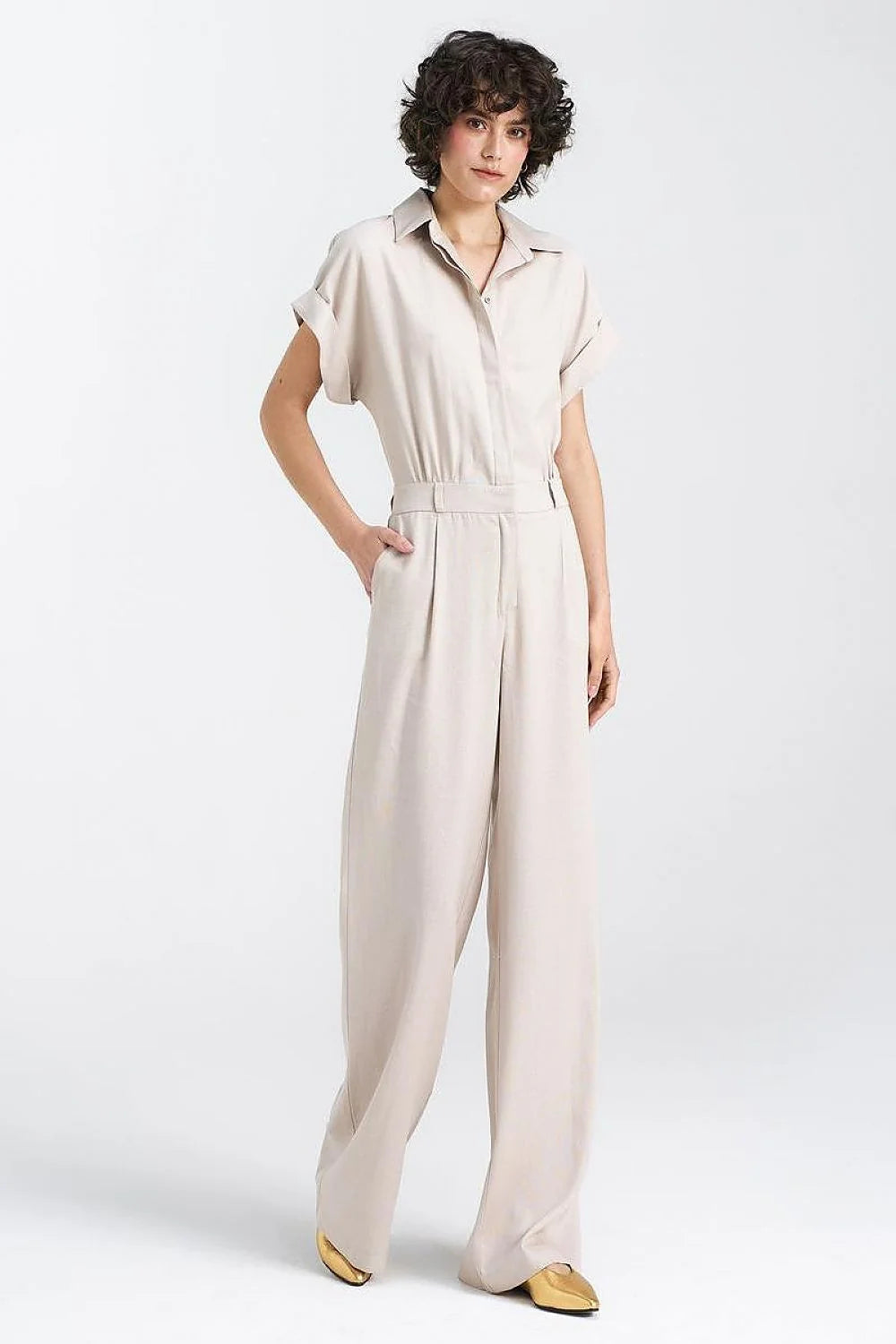 Combinaison femme élégante coupe droite style minimaliste couleur beige clair matériau confortable occasion polyvalente été hiver mode féminine vêtement tendance