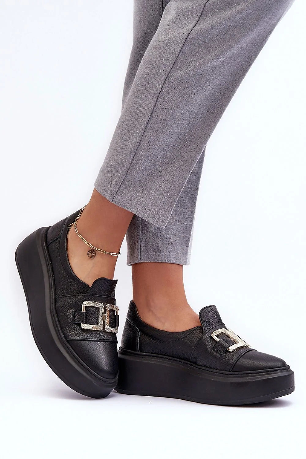 Chaussures basses femmes mocassins design moderne élégant cuir naturel noir boucle métallique argentée plateforme confort