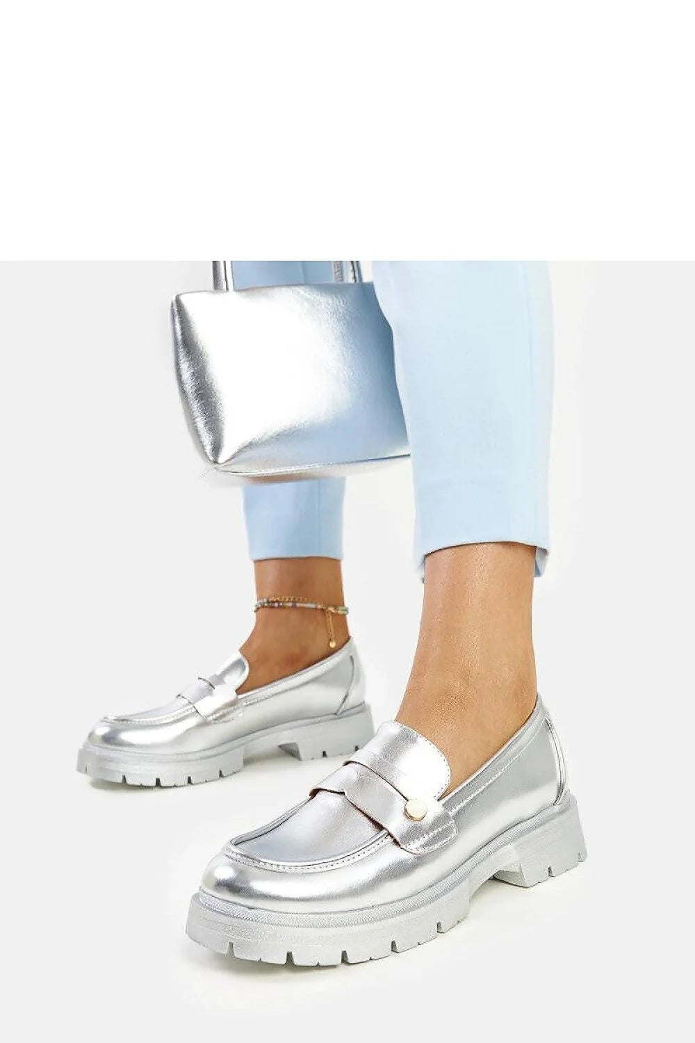 Mocassins femmes design audacieux contemporain style futuriste couleur argent métallisé cuir synthétique semelle épaisse crantée confortable occasion quotidienne soirée chic mode urbaine