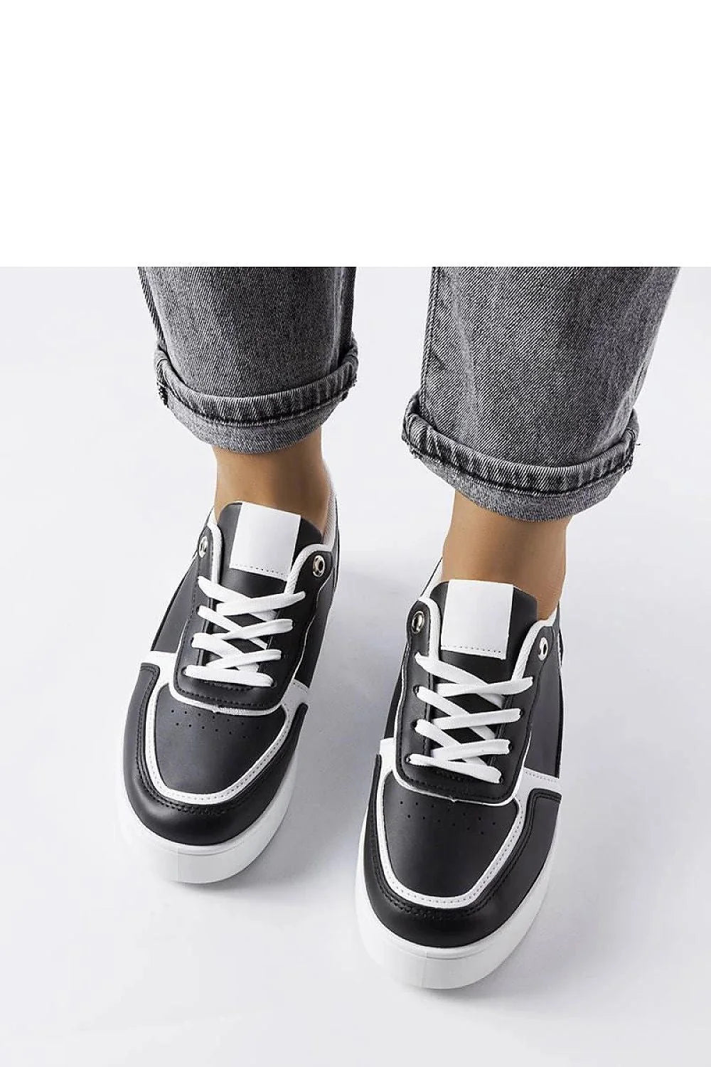 Baskets femmes design moderne noir et blanc cuir semelle épaisse comfort style sport élégant