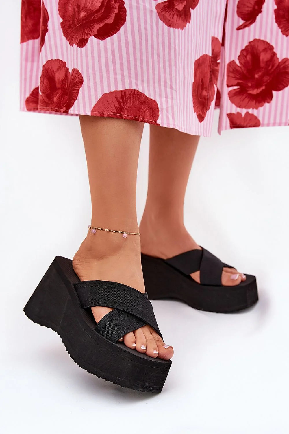 Sandales compensées plateforme épaisse style décontracté sangles croisées couleur noire matériau textile femmes été vacances