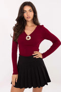 pull bordeaux femme maille côtelée extensible manches longues coupe cintrée décolleté V broche ronde dorée ajustée chic féminin