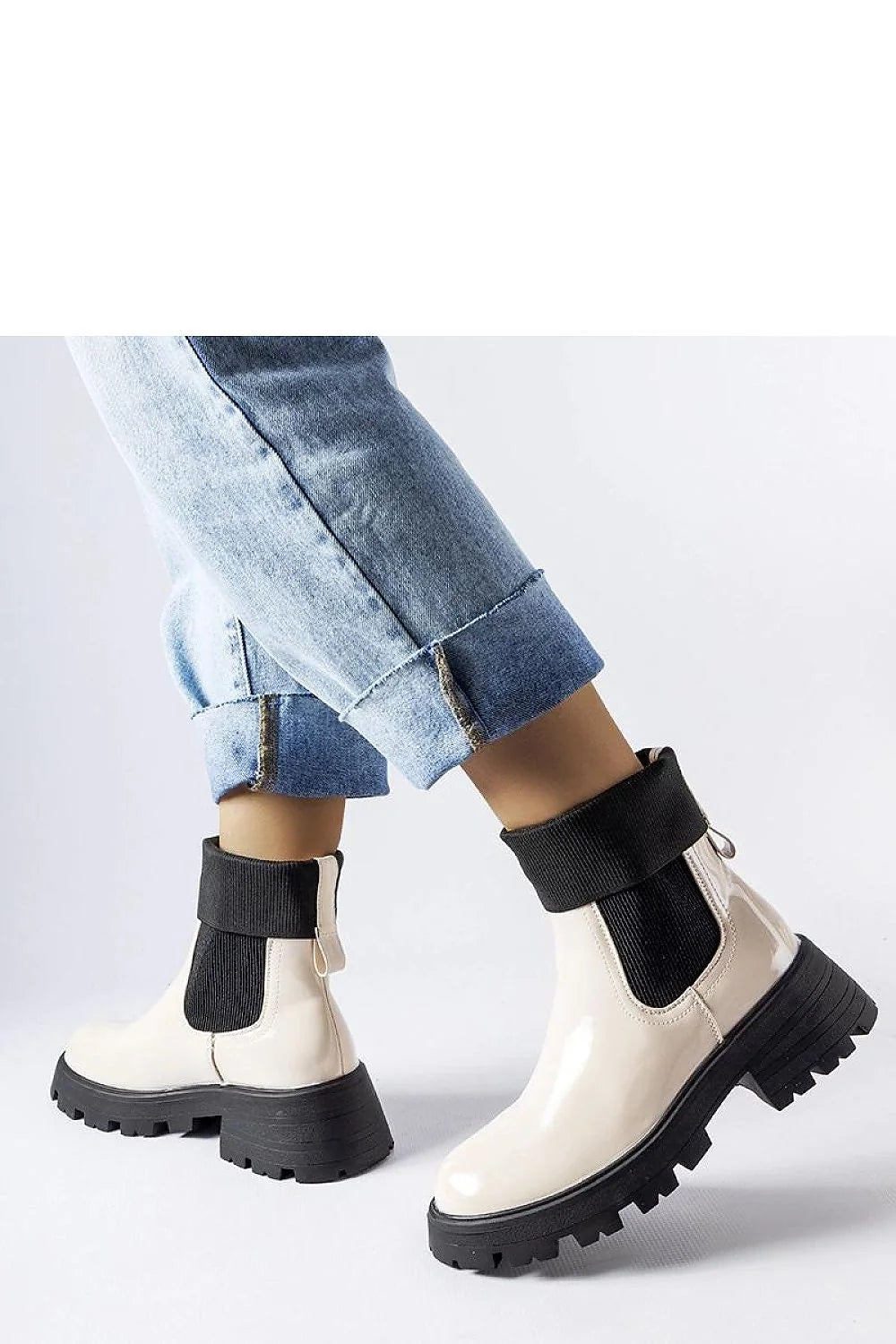 bottines Chelsea cuir verni beige goussets élastiques noirs semelle crantée compensée cheville haute bout arrondi col côtelé repliable tirette confort