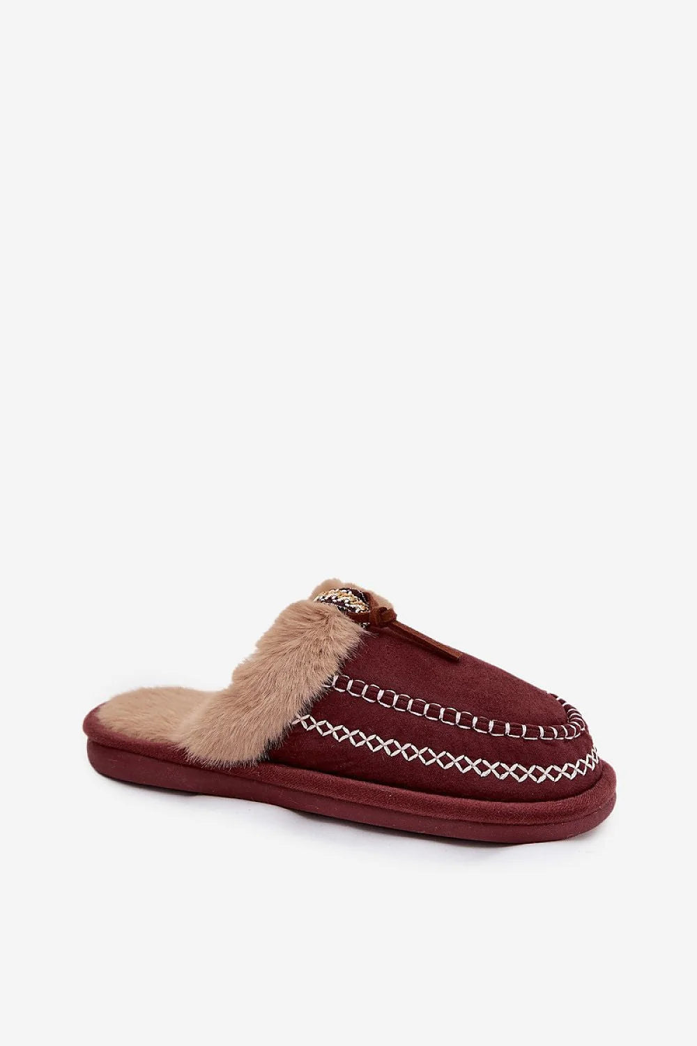 pantoufles mules femme suédine écologique bordeaux fourrure beige broderie subtile pompon chaîne dorée surpiqûres blanches semelle rembourrée extérieure épaisse cocooning