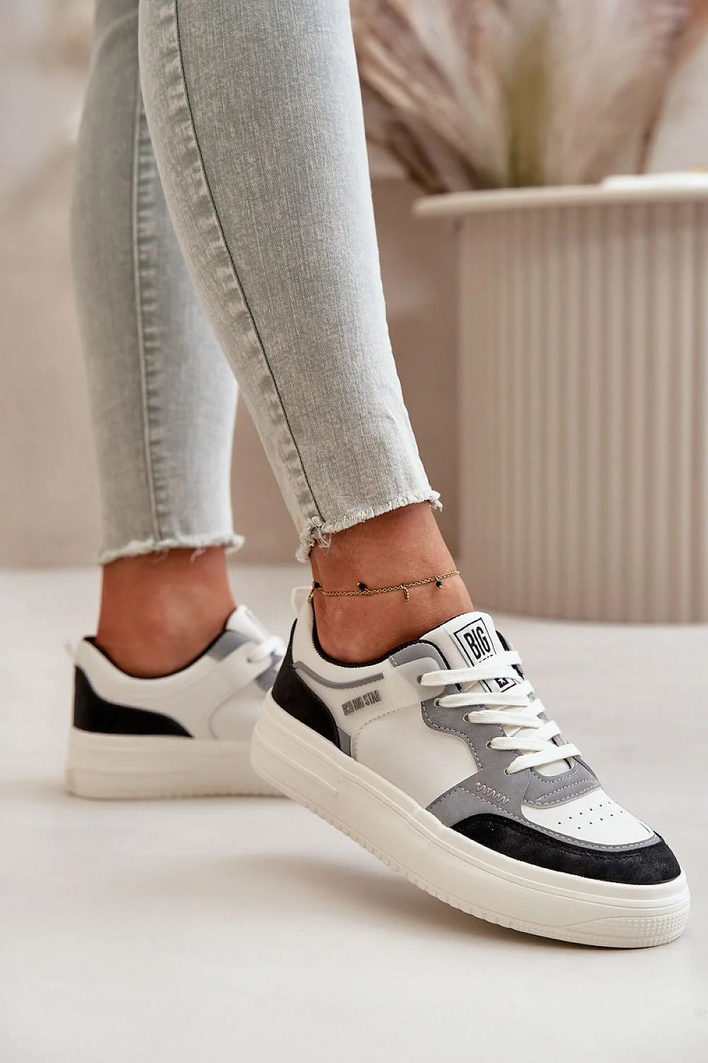 Sneakers femmes Big Star Step in style cuir artificiel blanc suedette noire semelle caoutchouc confortable design minimaliste