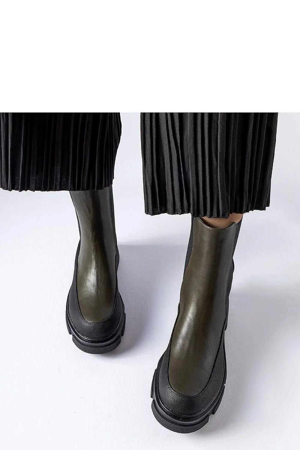 bottes chelsea feminines mi mollet kaki noir cuir simili elastiques lateraux confortables semelle crantee plateforme antiderapante robuste urbaine minimaliste ajustee