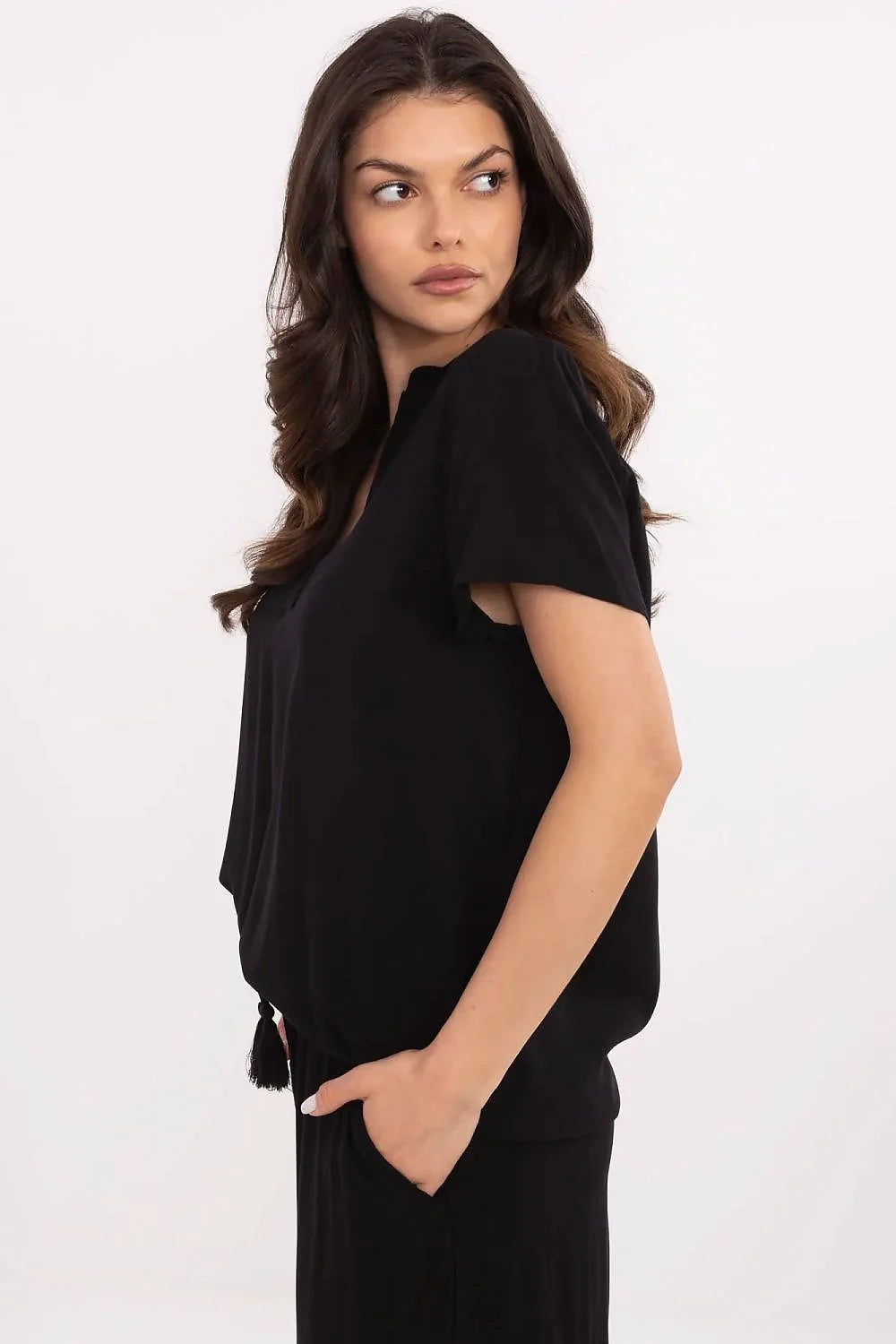 Chemisier Sublevel en viscose éco-responsable décolleté en V manches courtes couleur noire coupe droite pantalon assorti ceinture élastique tassels femmes