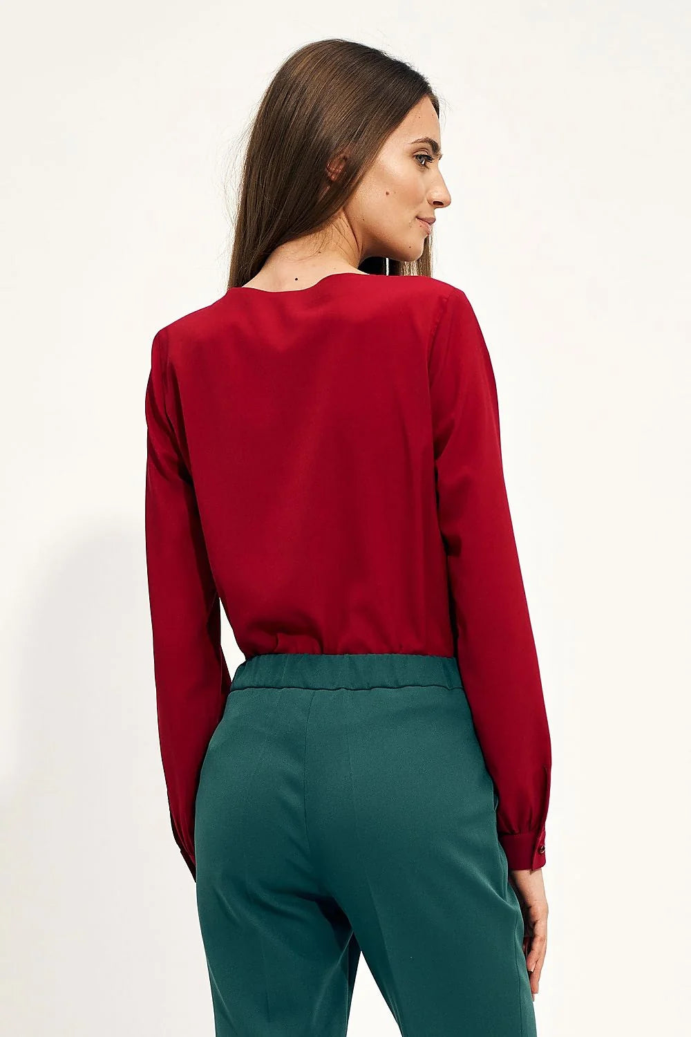 Ensemble élégant moderne chemisier manches longues boutonnées pantalon taille haute coupe droite matière polyester laine couleur rouge profond vert émeraude femme