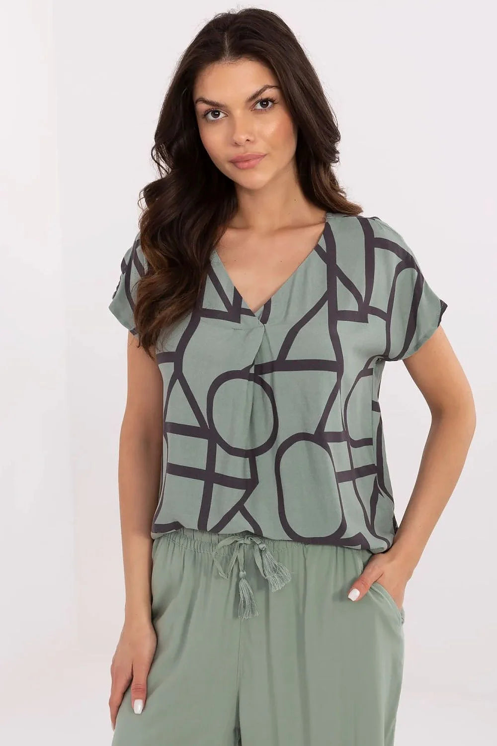 Ensemble mode femme haut et pantalon motifs géométriques vert sage tissu léger coupe décontractée
