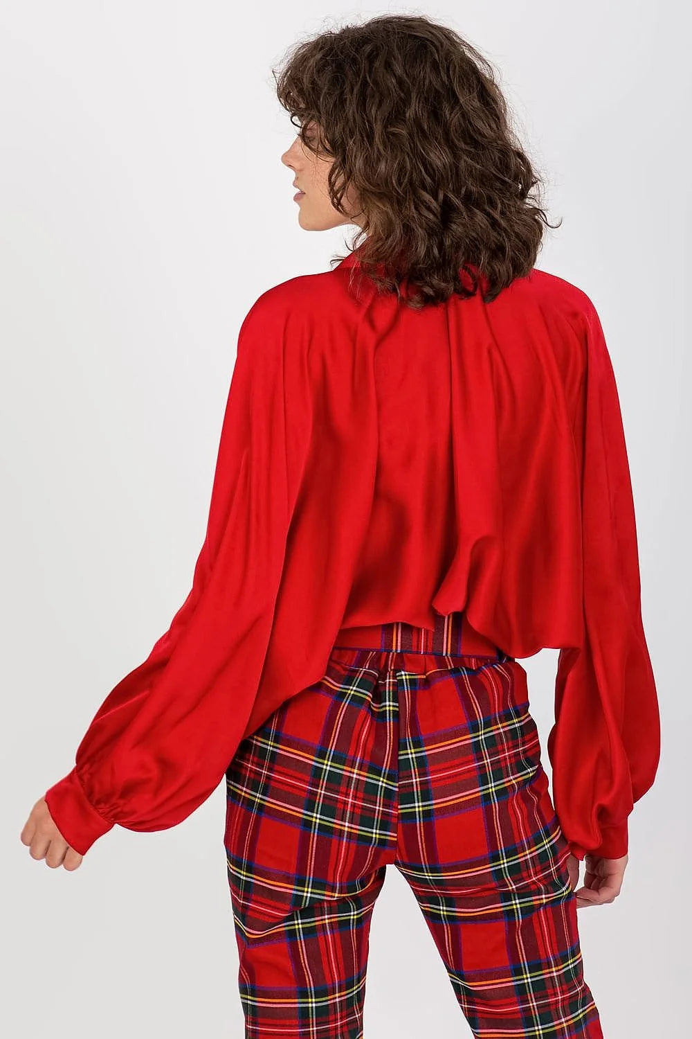 chemise femme satinée rouge vif oversize manches longues ballons poignets boutonnés col classique patte boutonnage frontale tombé fluide lumineux brillante