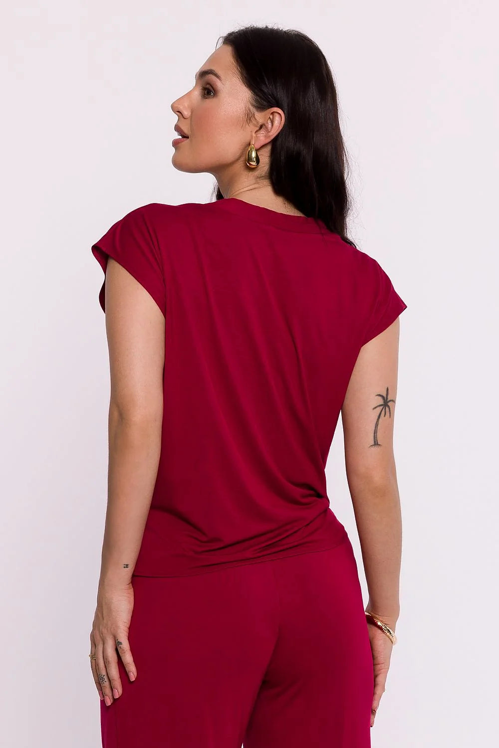 Chemisier Be Wear pour femmes élégant moderne coupe fluide drapée encolure V croisée manches courtes tissu doux couleur framboise profonde versatile casual formel