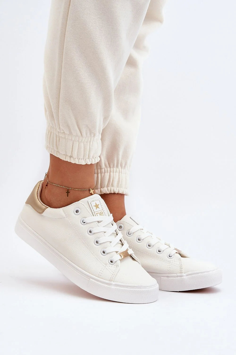 Baskets femmes design moderne minimaliste cuir artificiel élégance confort style casual couleur blanc cassé talon doré semelle épaisse occasions multiples