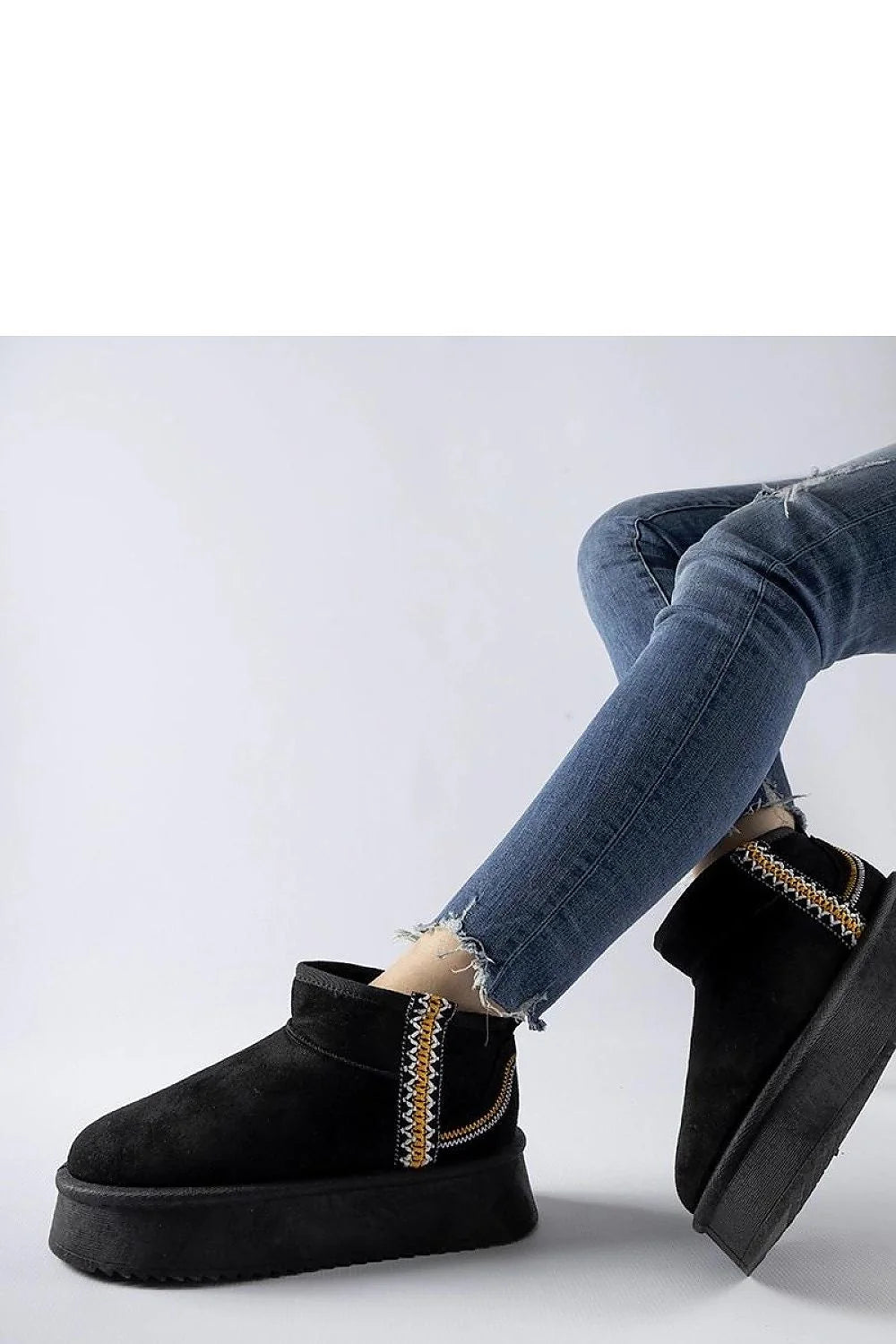 Bottes de neige pour femmes style urbain moderne couleur noire matériau synthétique durable talon moyen tige haute orteil rond construction isolée semelle caoutchouc épaisse détails couture contrastée