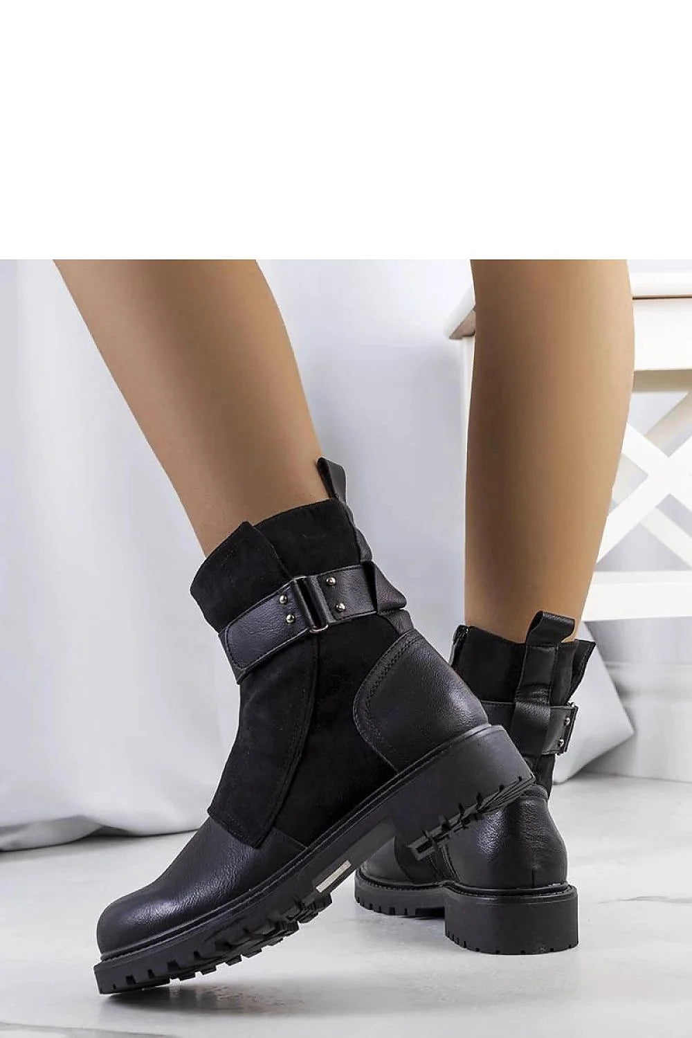 Bottines pour femmes élégantes en cuir et suède noires style moderne talon massif sangle métallique occasion automne hiver