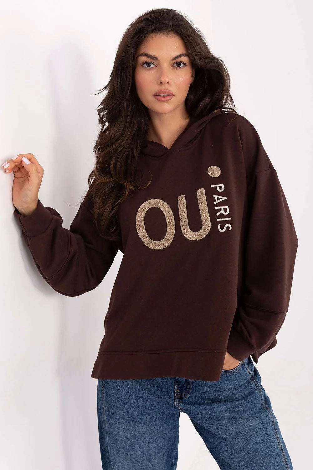 sweatshirt femme capuche oversize molleton chocolat coupe relaxed épaules tombantes manches longues broderies texturées inscription PARIS fentes latérales